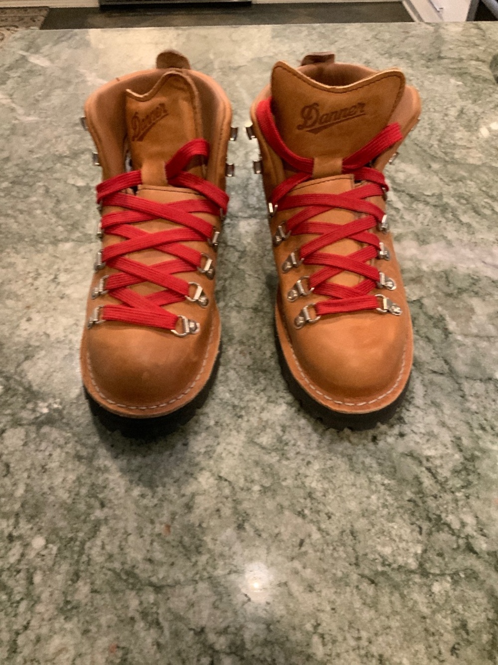 Women’s Danner Mountain light boots size 9 1/2 brand new never worn